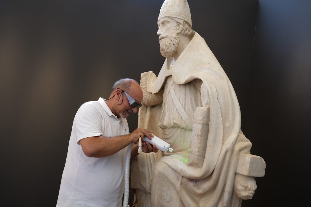 Sul cantiere di restauro della statua di San Basilio