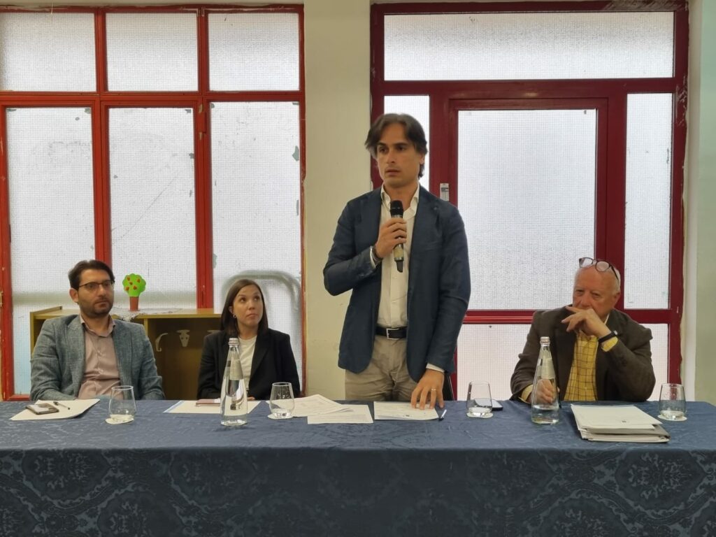 Trunca assemblea pubblica