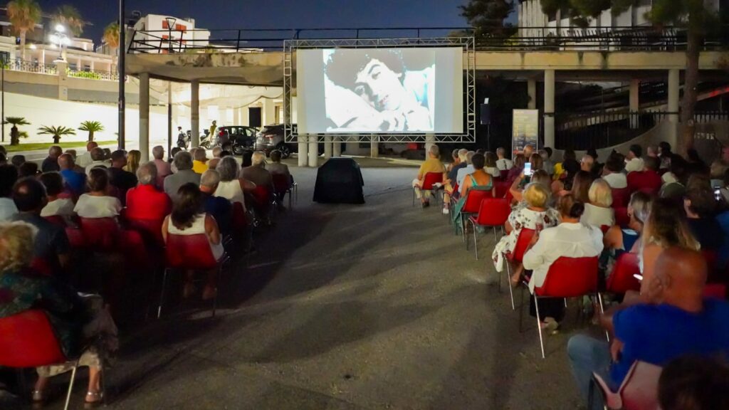 Cinema schermo sul mare